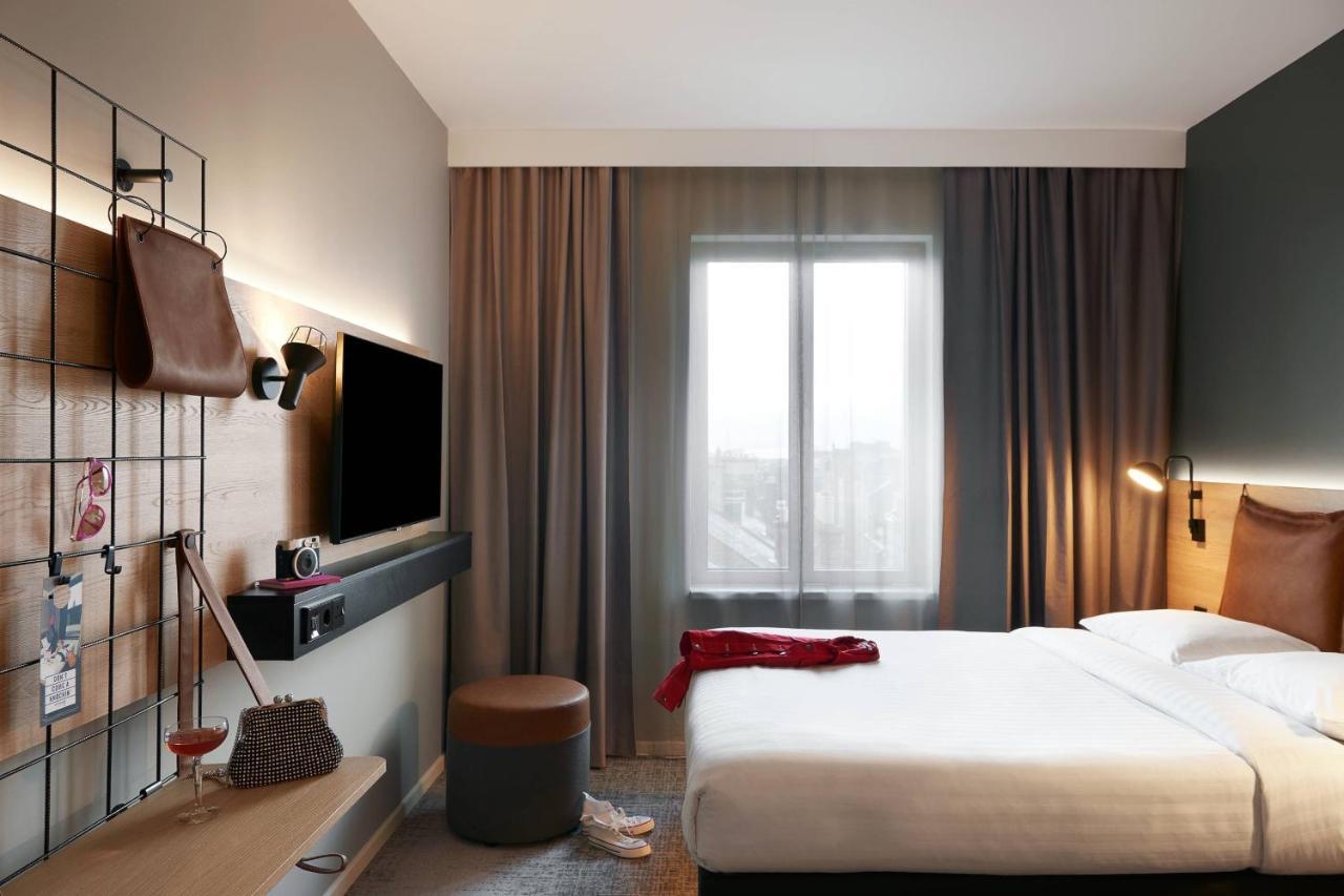 Moxy Queen Room