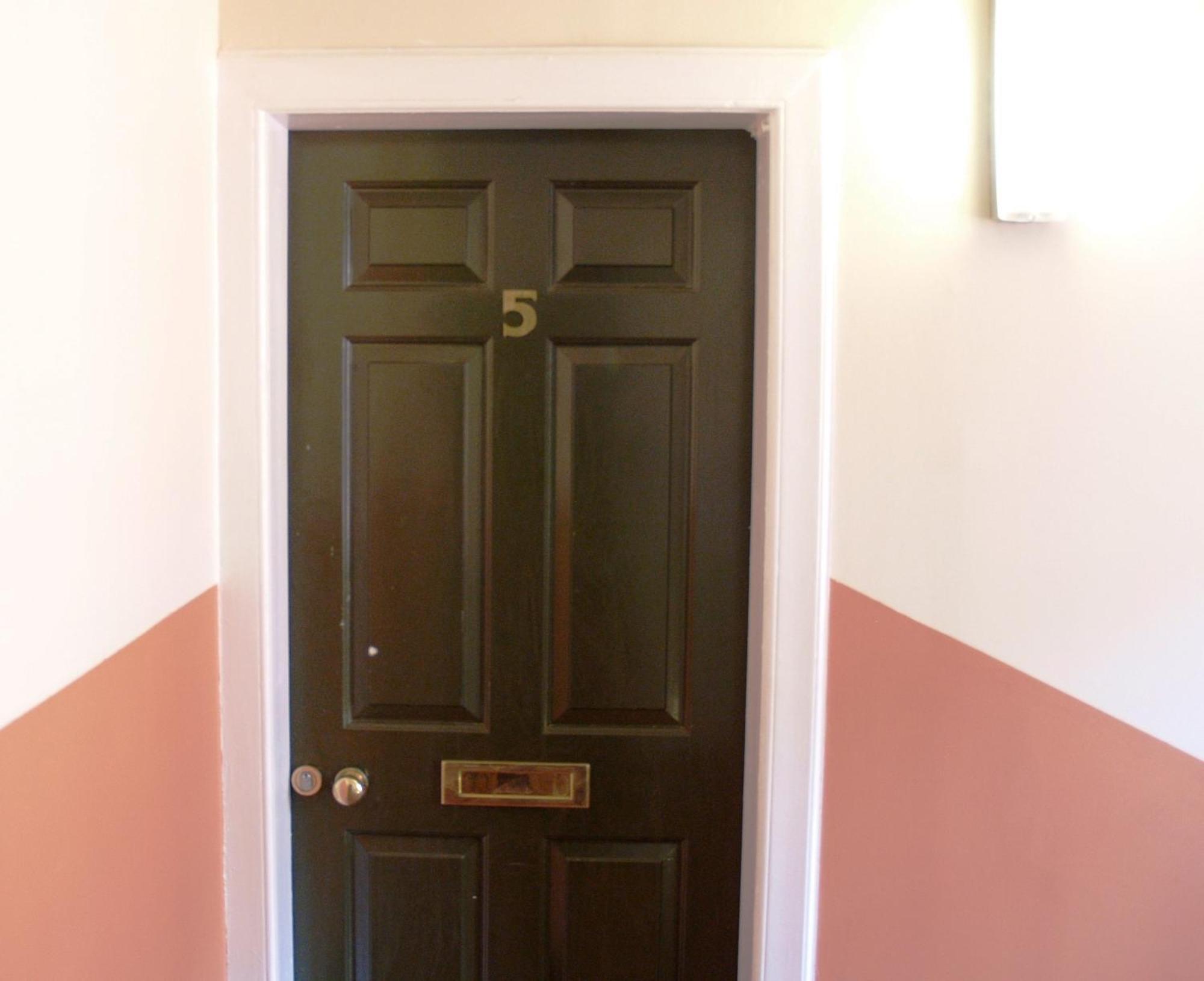 One-Bedroom Apartment 5
