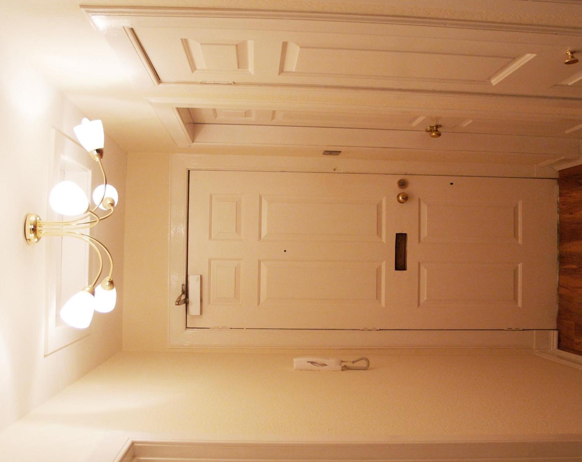 One-Bedroom Apartment 6