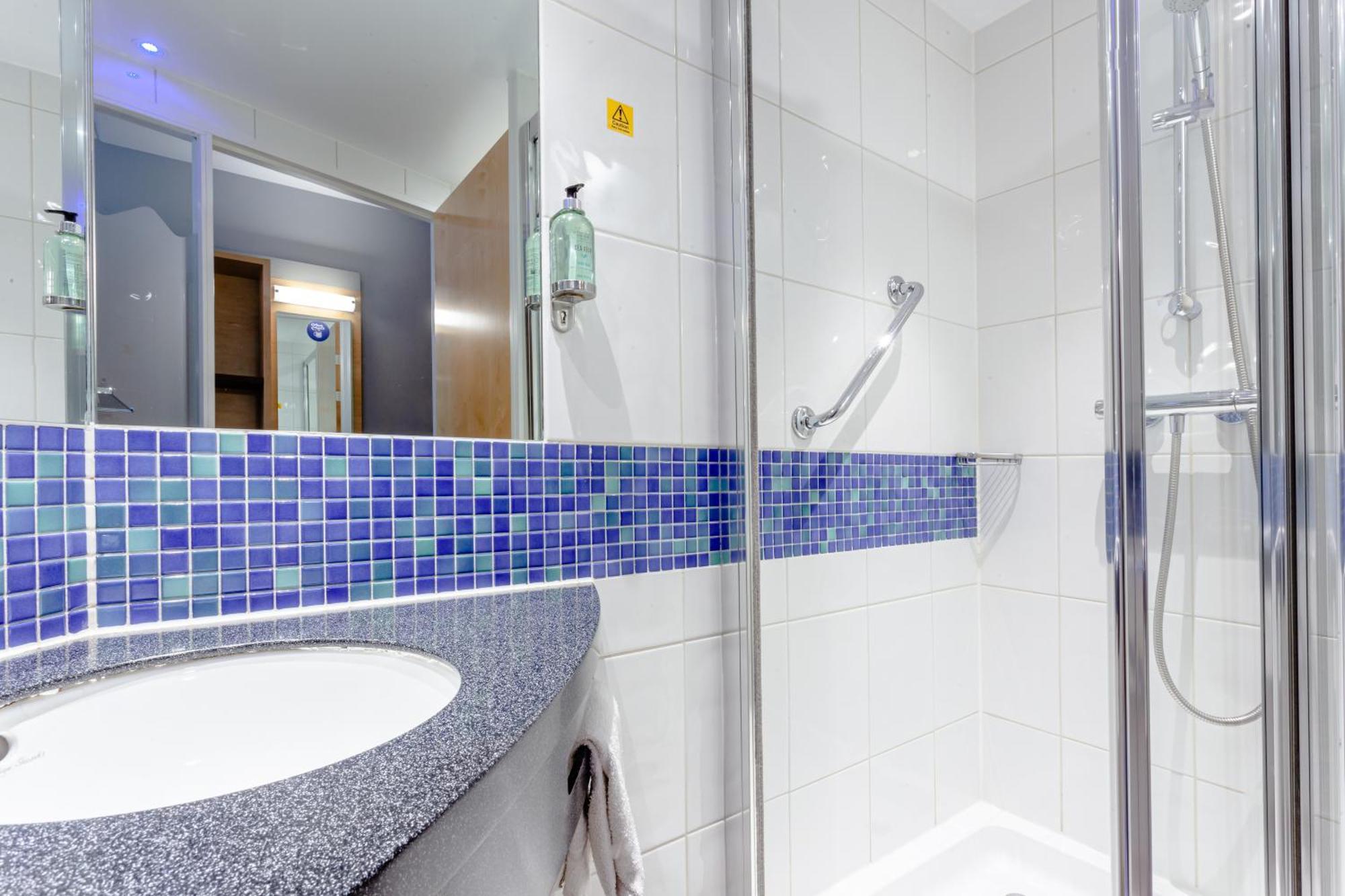 Standard Twin Room with Free Hot Breakfast