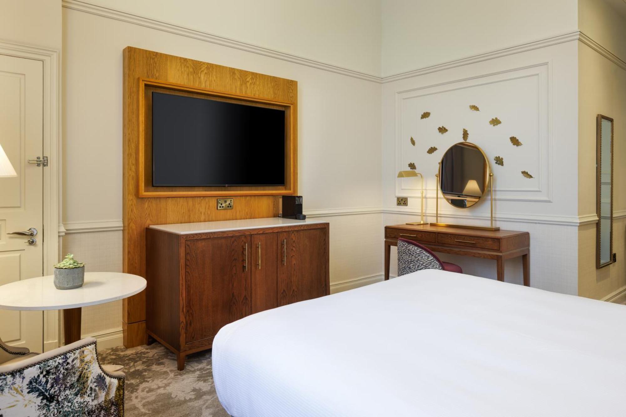 Premier Queen Room