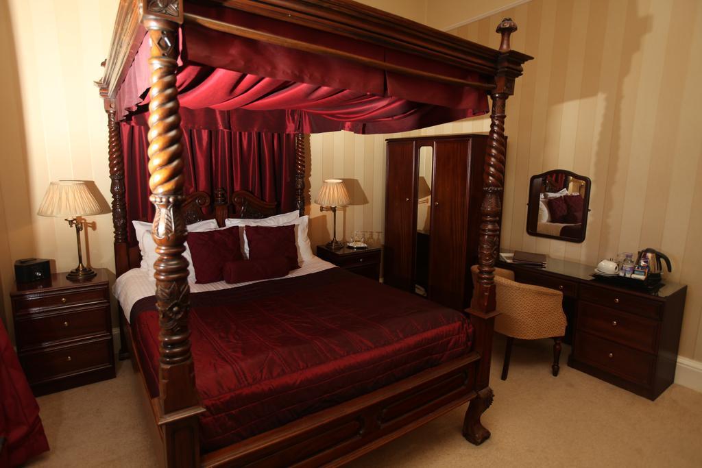 Superior Four-Poster Room