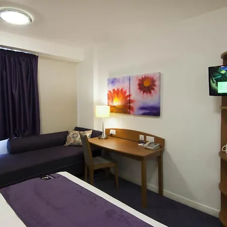 Premier Inn Edinburgh Central-3