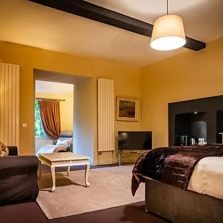 Six Brunton Place Guest House-2