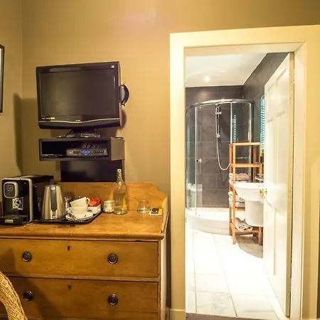 Six Brunton Place Guest House-3