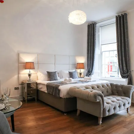 Edinburgh Castle Apartments-3